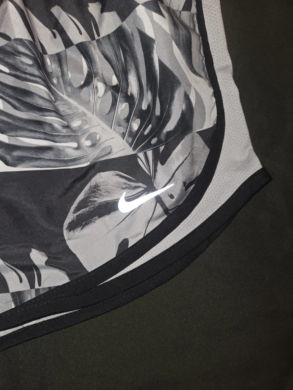 Nike Dri-FIT Womens Medium Running Shorts Black White Tropical Leaf Print - Picture 3 of 7